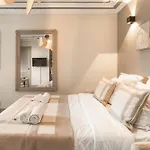 Renovated Near The Louvre París