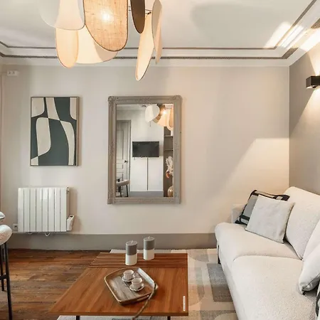 Renovated Near The Louvre Apartment